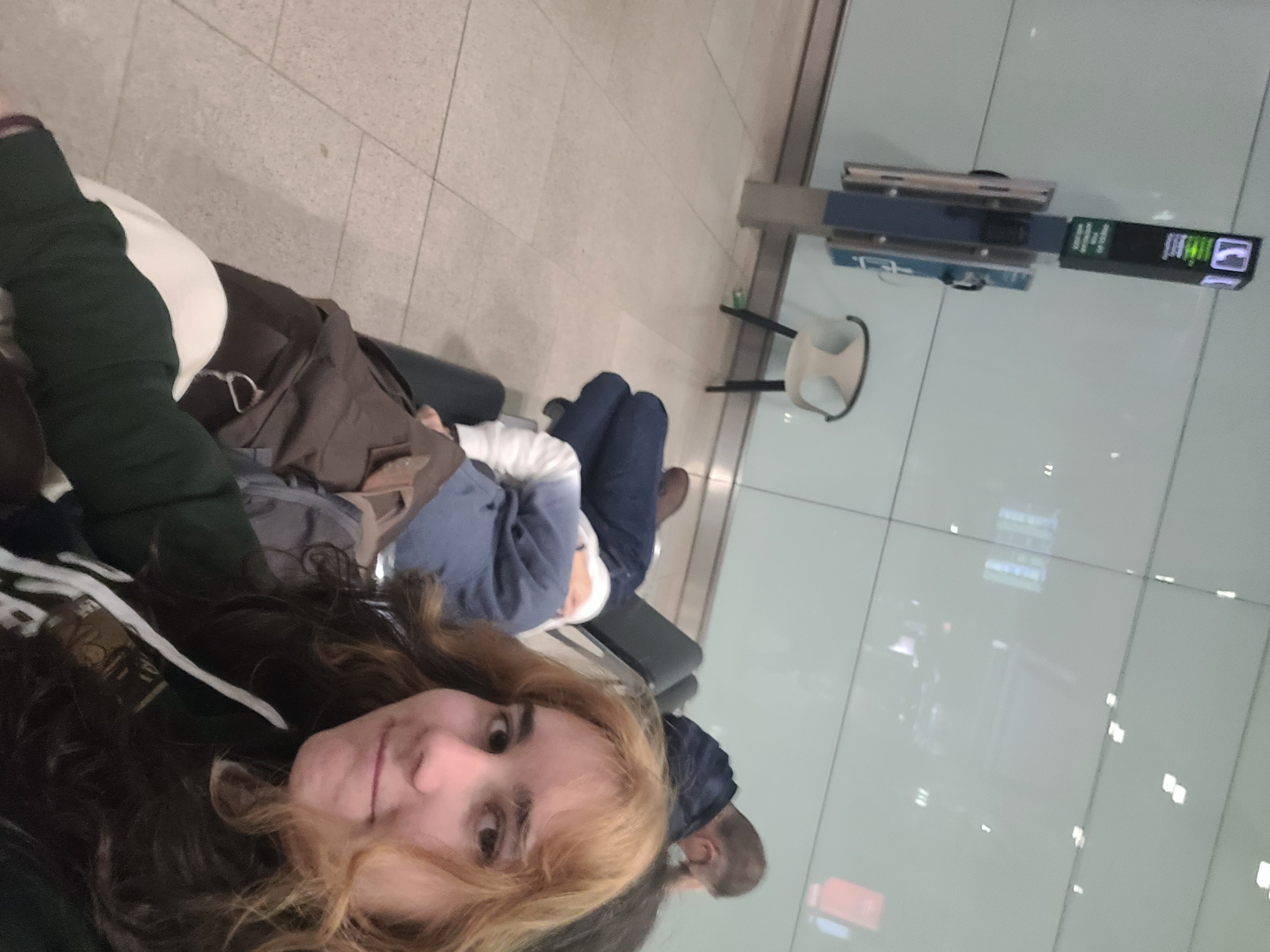 Nico dort à l'aéroport