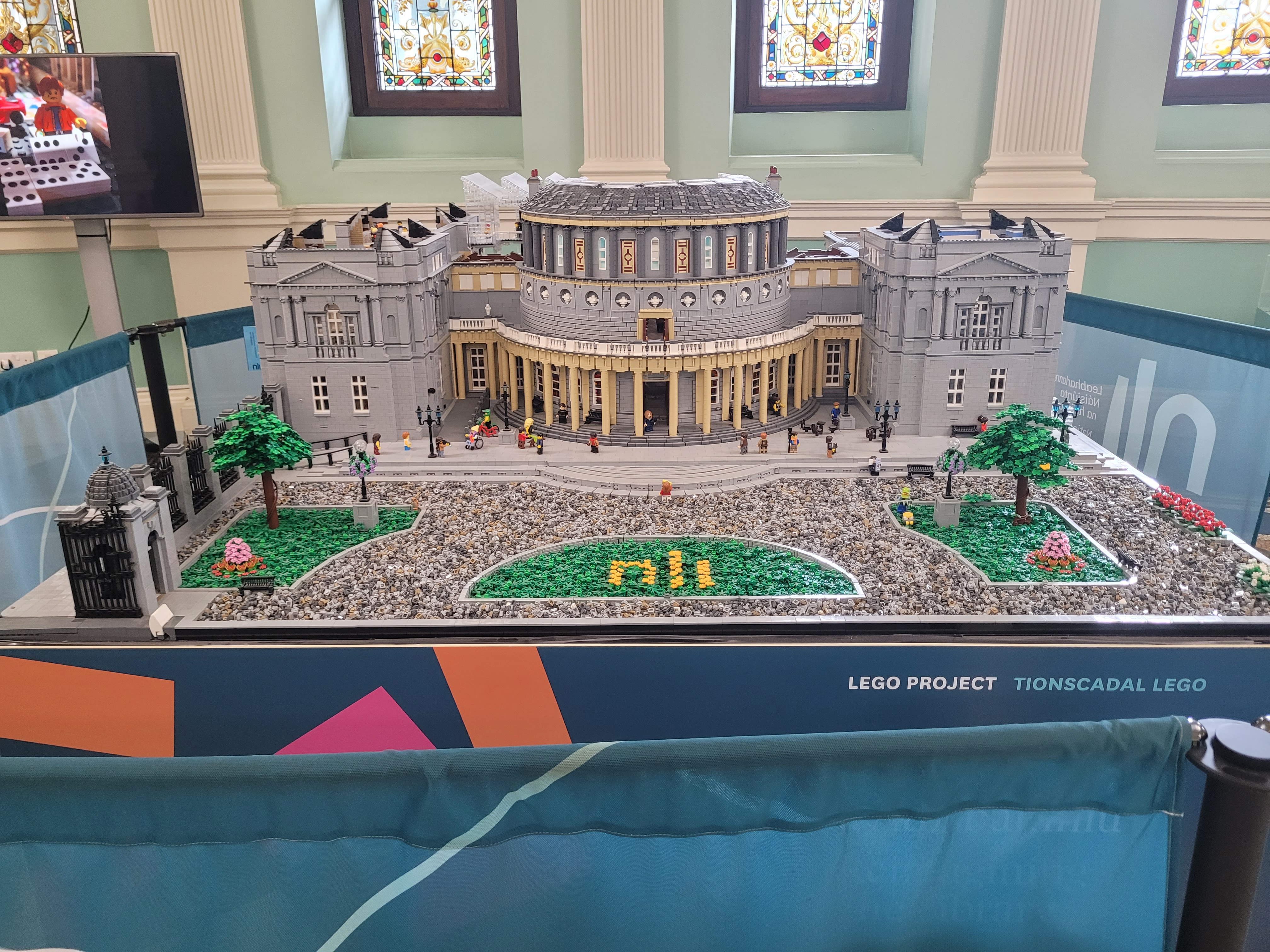maquette bibliothèque en lego